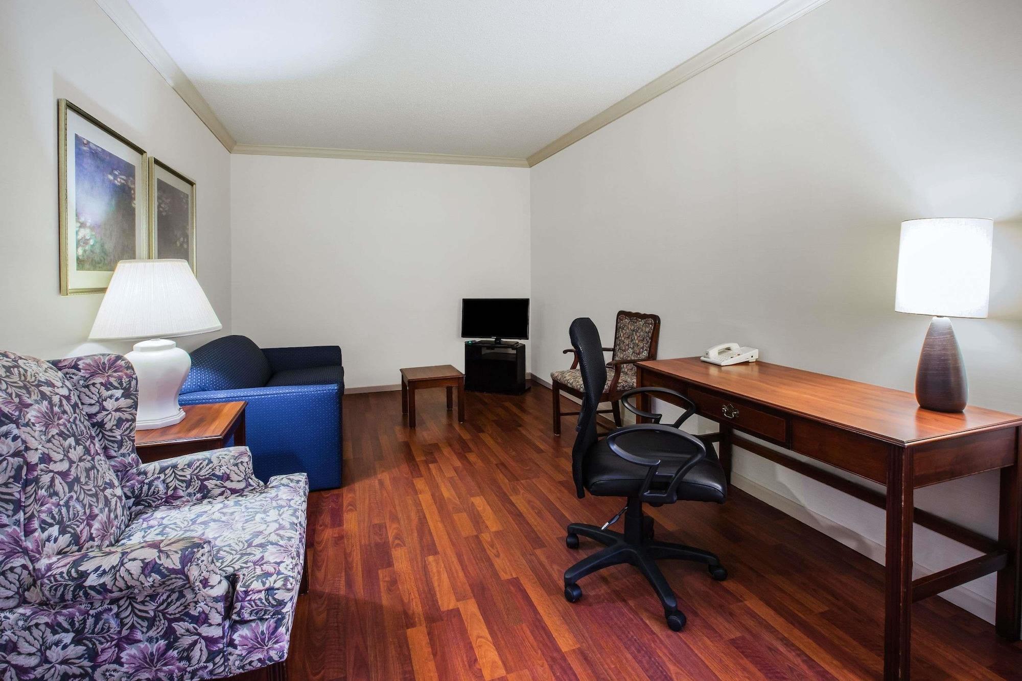 Days Inn By Wyndham Midland Buitenkant foto