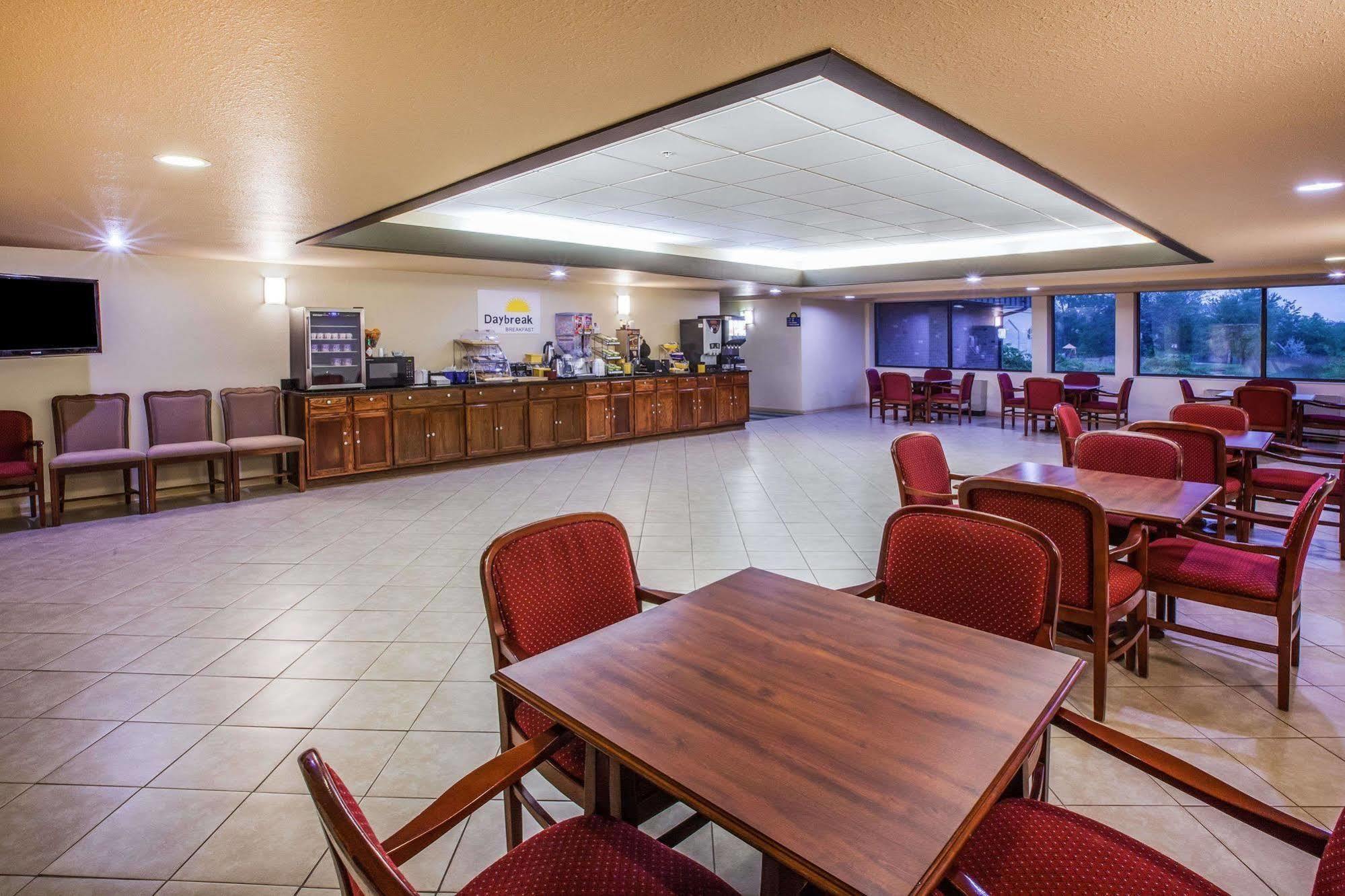 Days Inn By Wyndham Midland Buitenkant foto